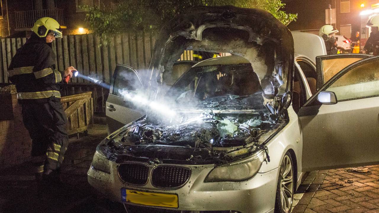 Brandweer blust BMW (foto: Alexander Vingerhoeds / Obscura-foto)