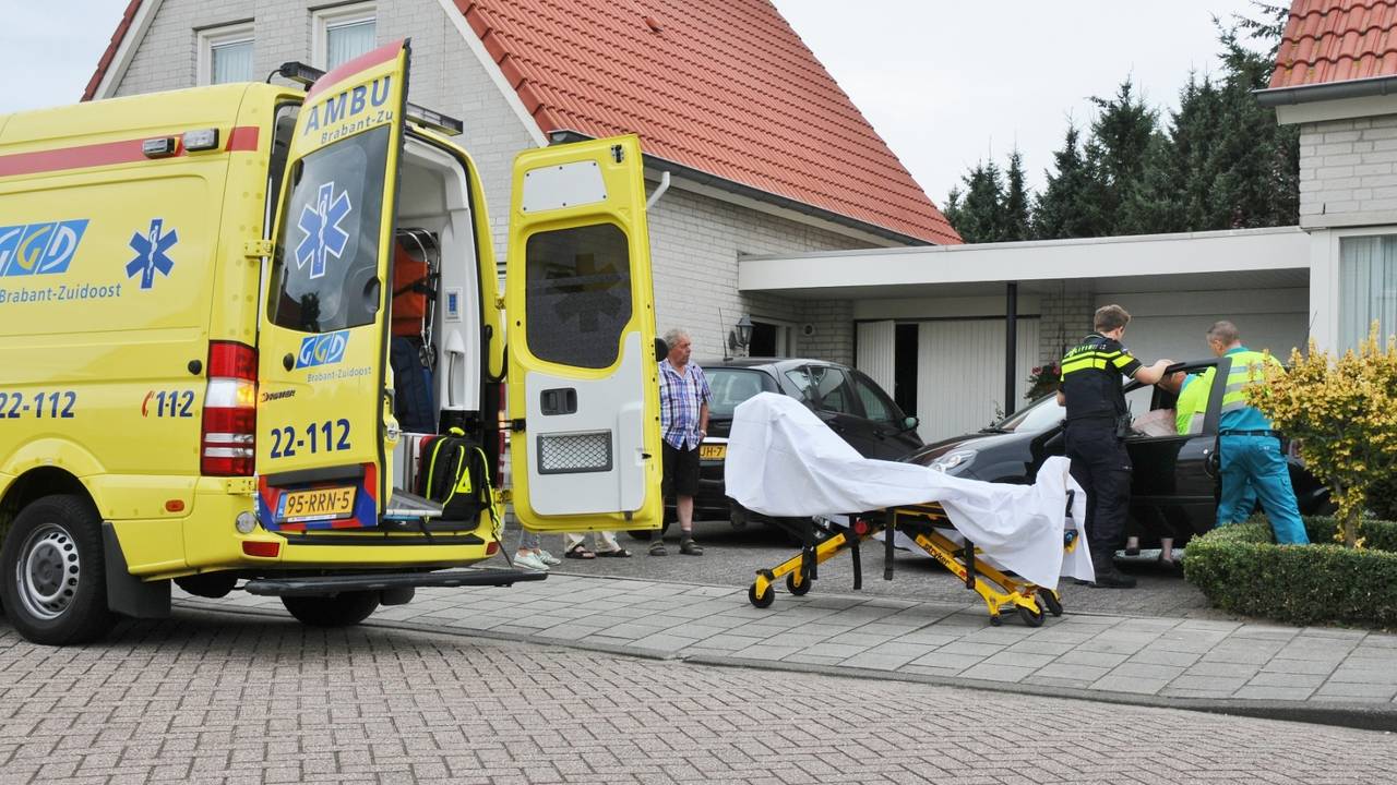 Automobiliste rijdt auto tegen huis aan. (Foto: Harm van Leuken/SQ Vision)