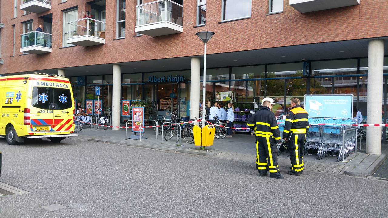 De Albert Heijn is ontruimd (foto: Toby de Kort)