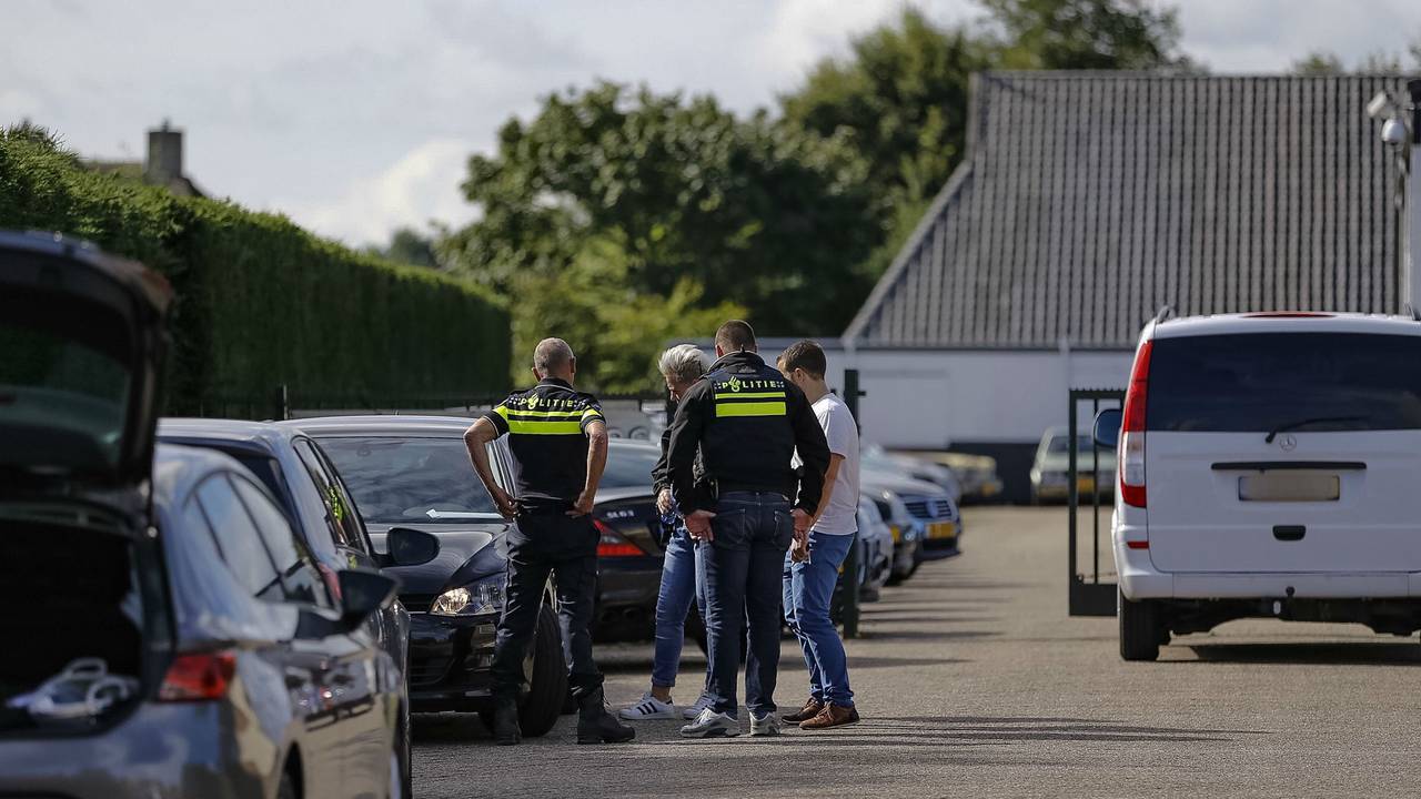 In Dongen viel de politie een garage binnen (Foto: Marcel van Dorst/SQ Vision)