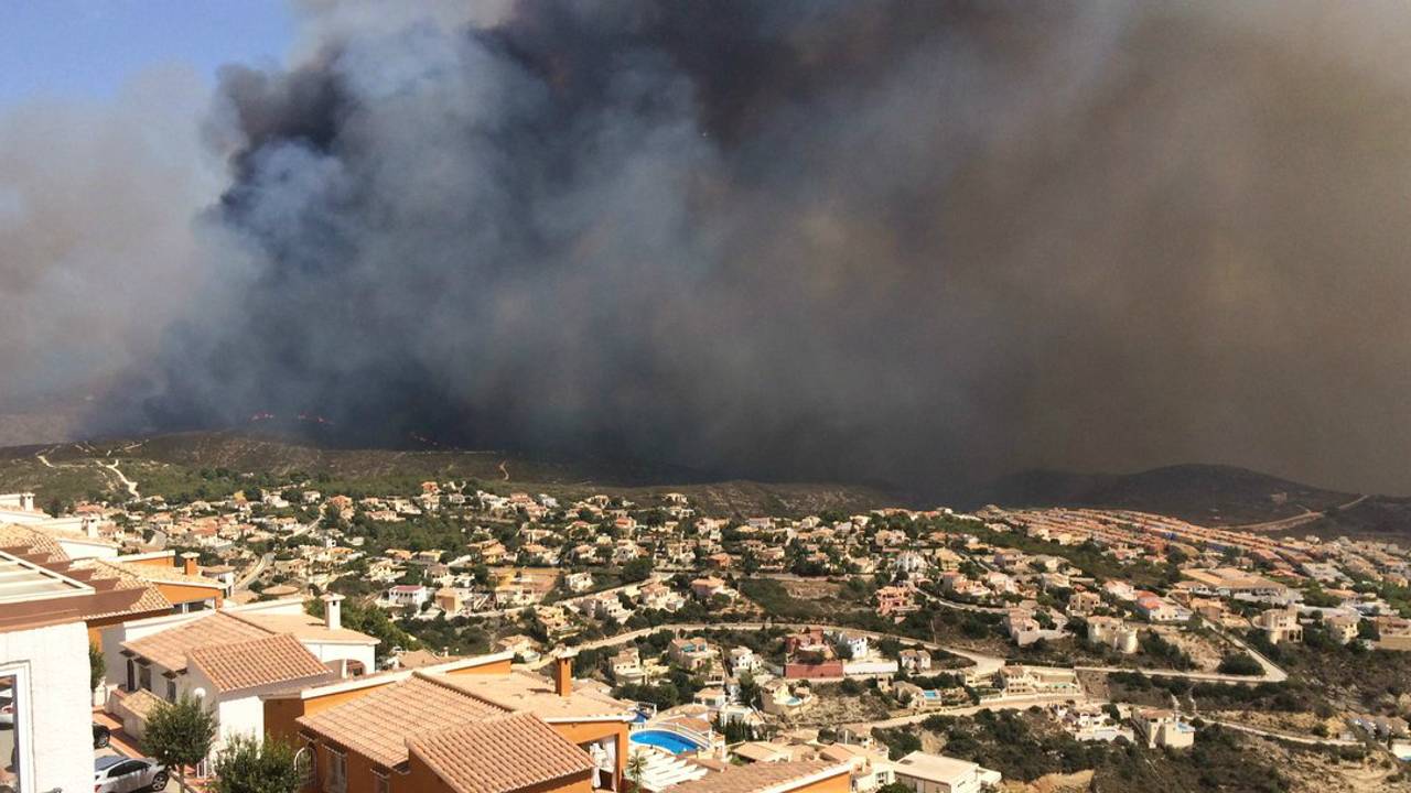 Bosbranden in Jávea in Spanje. Foto: Twitter/@PaulinevDulken