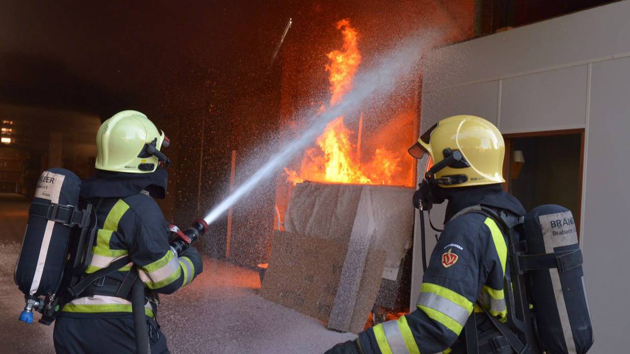 De brandweer bluste de brand met schuim. (Foto: SQ Vision)