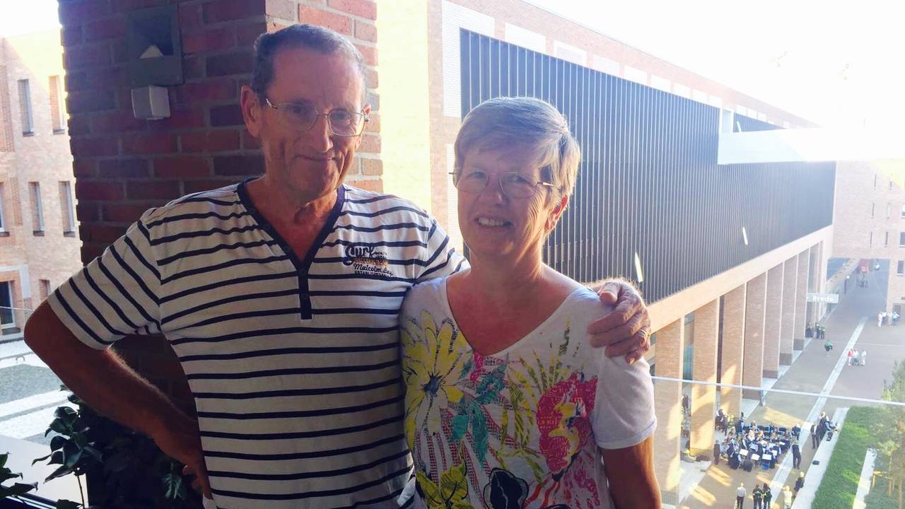 Rien en Gerda op hun balkon (Foto: Birgit Verhoeven)