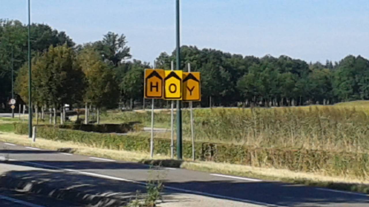 Welkom in De Mortel, lijken deze borden te zeggen. (Foto: Maria de Bakker)