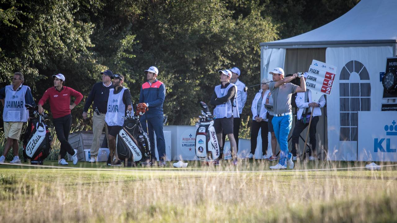 Rowin Caron, geheel rechts, begint goed in Spijk (foto: KLM Open/Tim Buitenhuis).