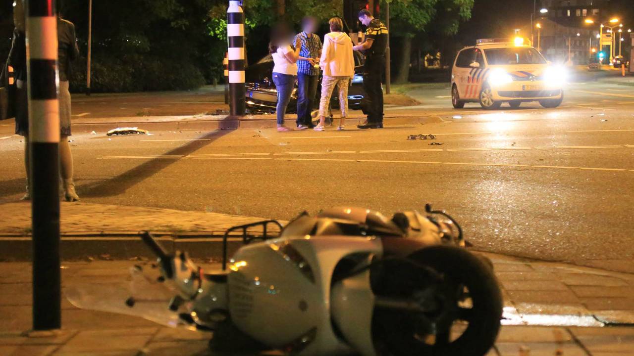 Automobilist vlucht na ongeluk. (foto: Harrie Grijseels/SQ Vision)