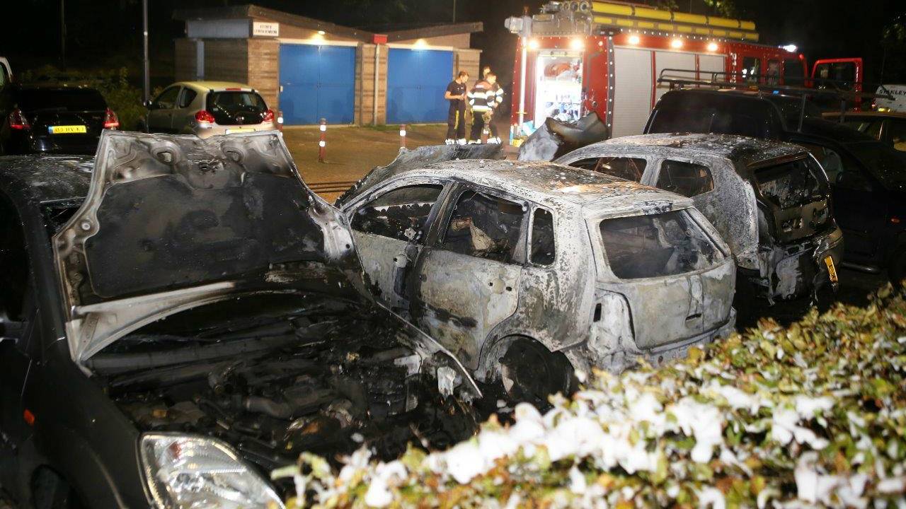 Drie auto's aan de Bokkelaren in vlammen op. (Foto: Bart Meesters / Meesters Mukti Media)