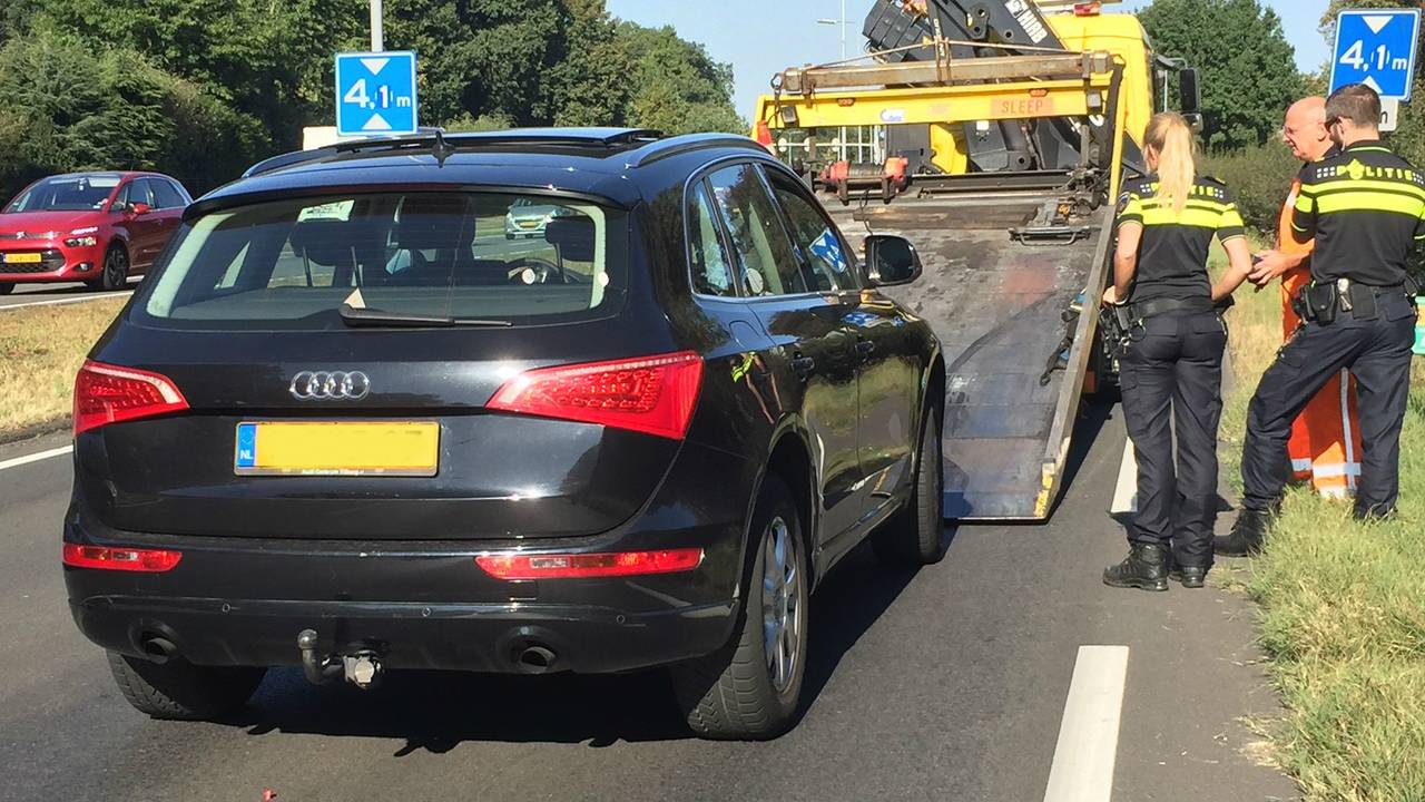 De gestolen Audi werd op de N65 klemgereden. Foto: Bart Meesters / Meesters Multi Media