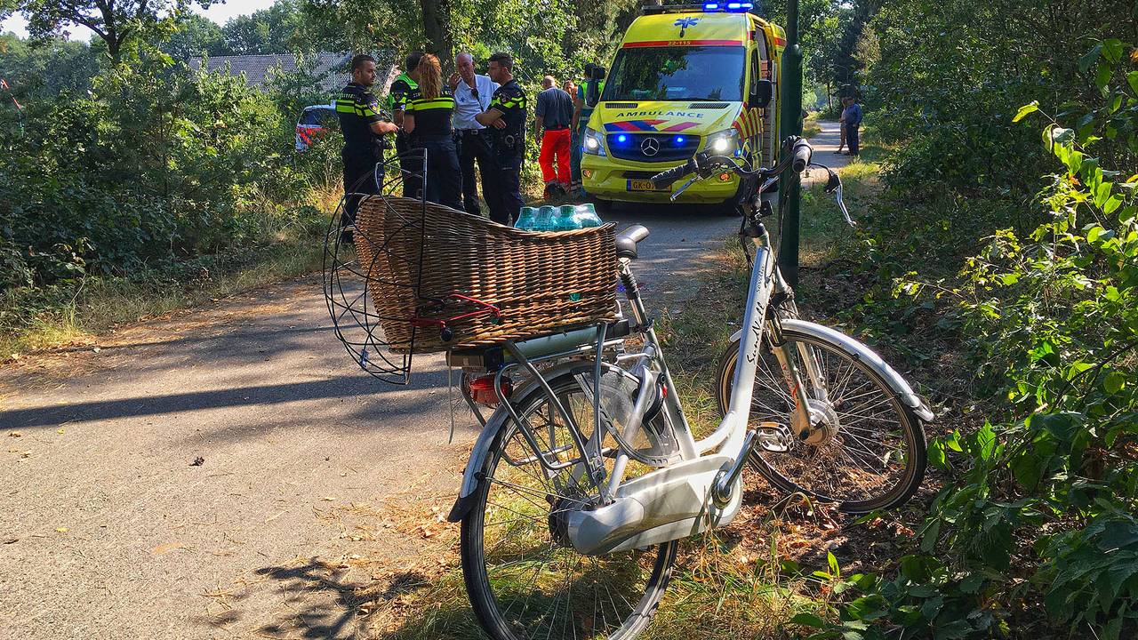 Fietsster botst tegen lantaarnpaal. (foto: SQ Vision/Jozef Bijnen)