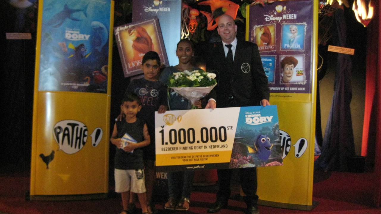 Raghnie en haar broers werden in het zonnetje gezet door Pathé-manager Paul Olsthoorn (Foto: Pathé)