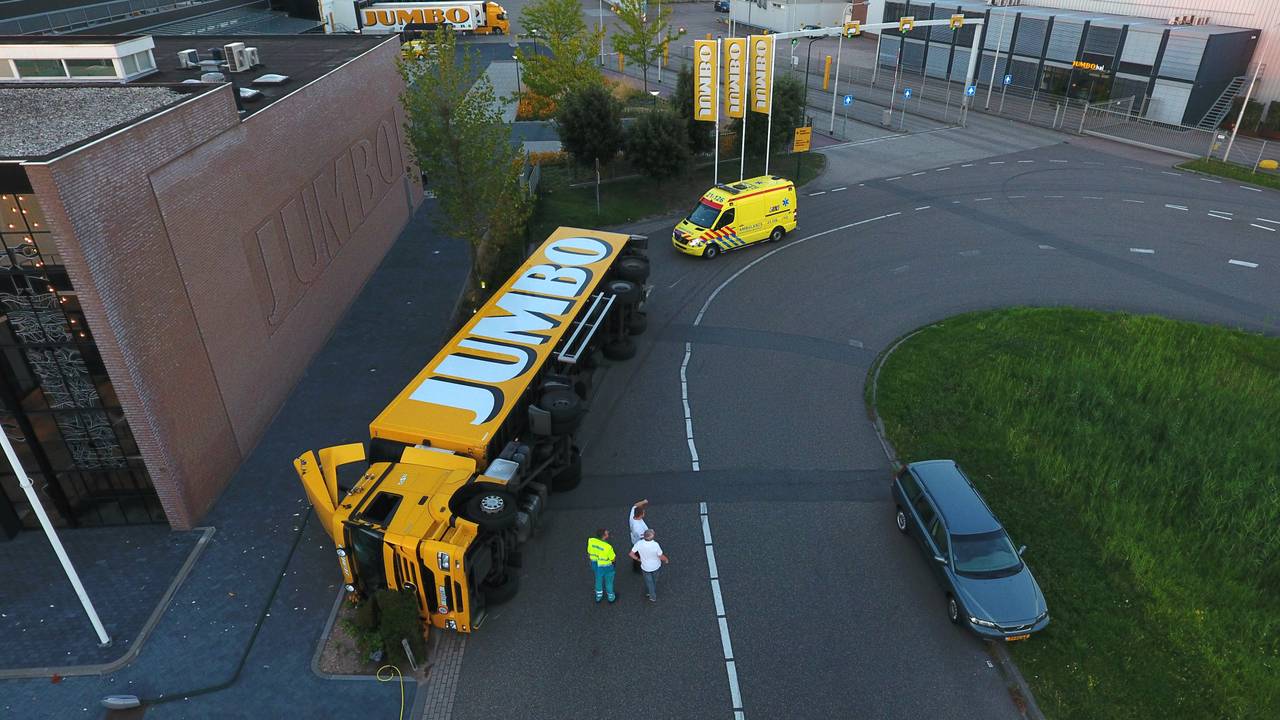 Vrachtwagen kantelt in Veghel. (foto: AS Media)