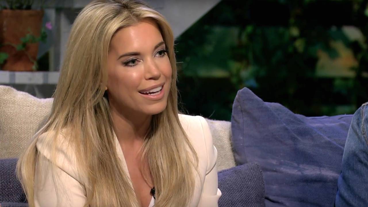 Sylvie Meis op de bank bij Linda de Mol.