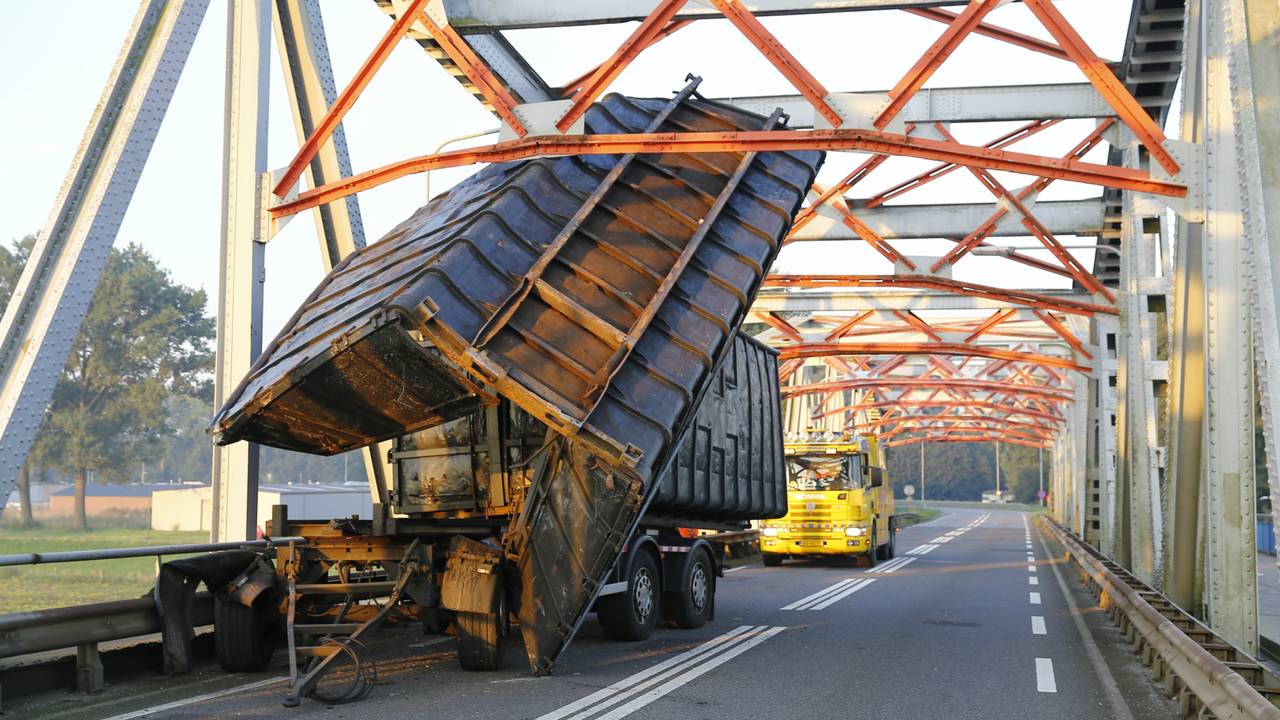 De vrachtwagen reed zich vast.