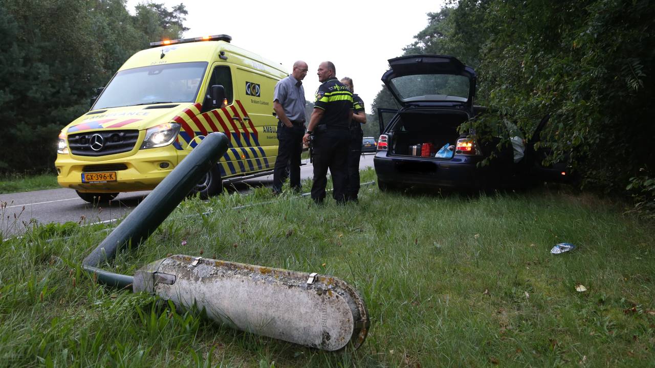 De auto vloog uit de bocht. (Foto: Gabor Heeres/SQ Vision)