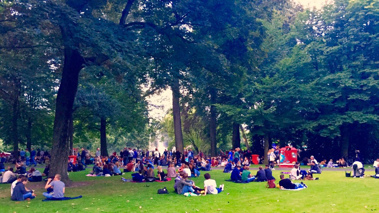 Gezelligheid in het Valkenbergpark in Breda.