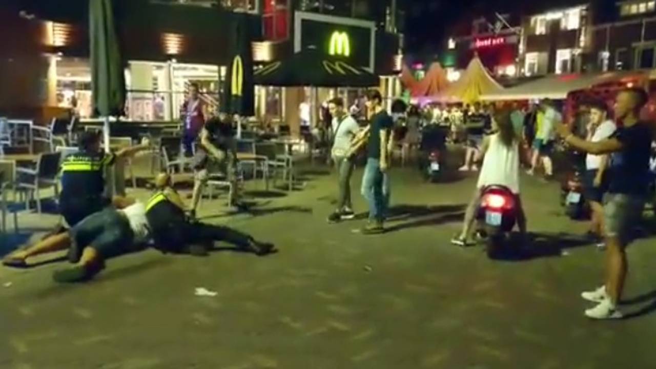 Politie reageert op arrestatiefilmpje Dumpert: ‘Zes mannen begonnen aan ons en de quad te trekken'