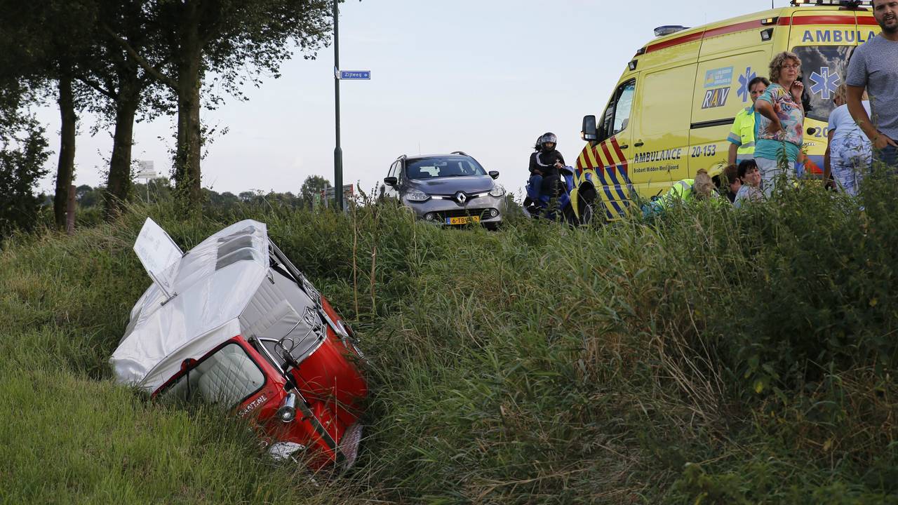 De TukTuk langs de weg (foto: Marcel van Dorst/SQ Vision Mediaprodukties).