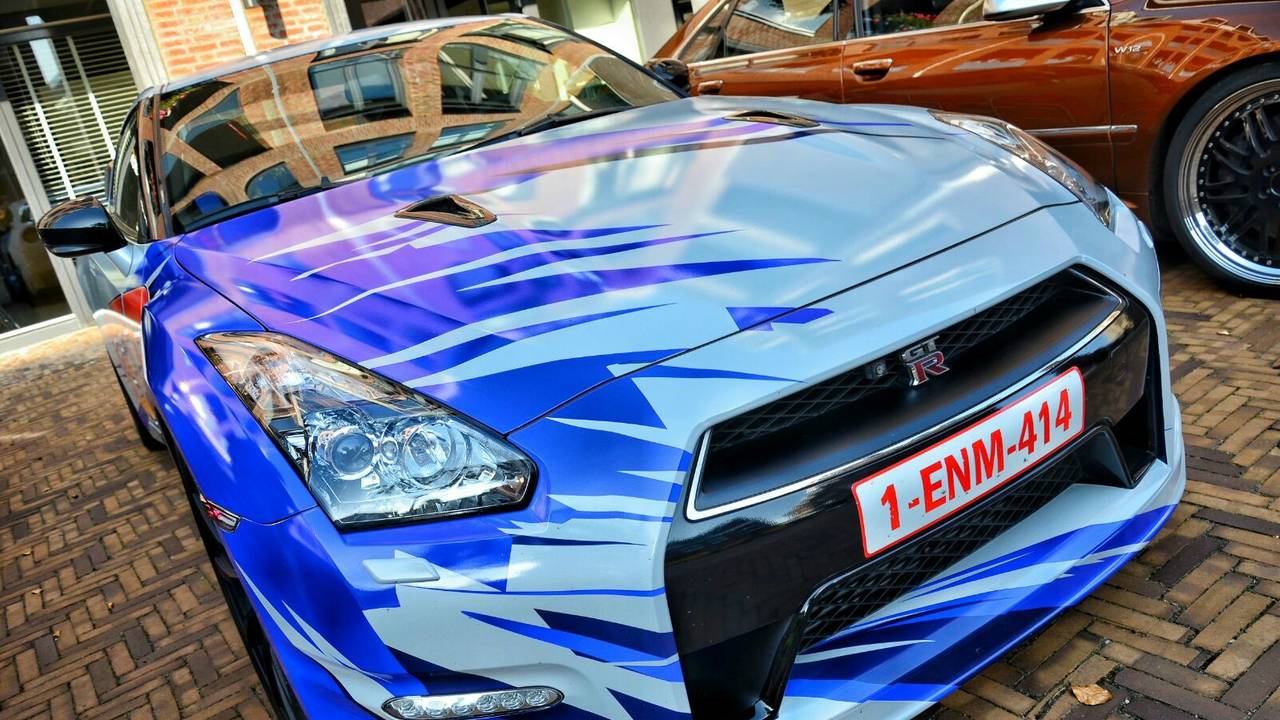 De auto's van de Border-Run deden voor het eerst Oudenbosch aan. (Foto: Jeroen Stuve)