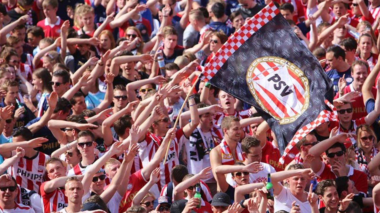 Kwetsende spreekkoren PSV-supporters: 'Makkelie gooide met ...