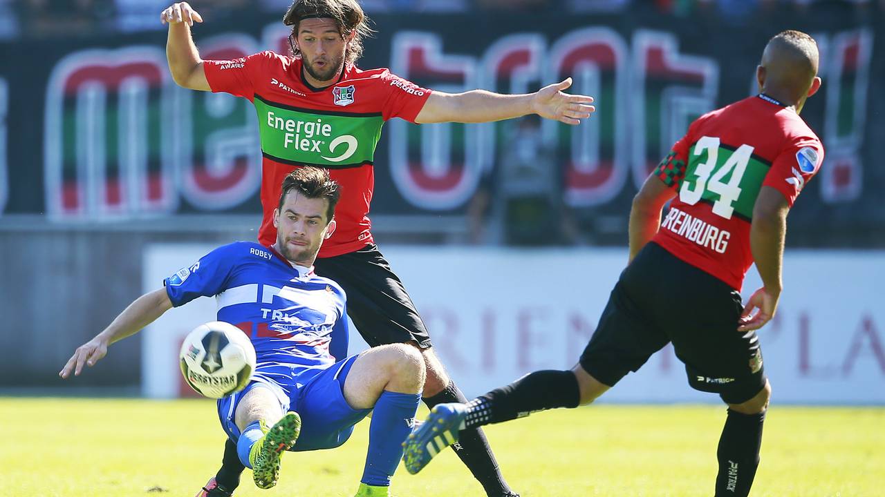 NEC-verdedigers maken het Willem II-er Erik Falkenburg lastig (Foto: VI-images)