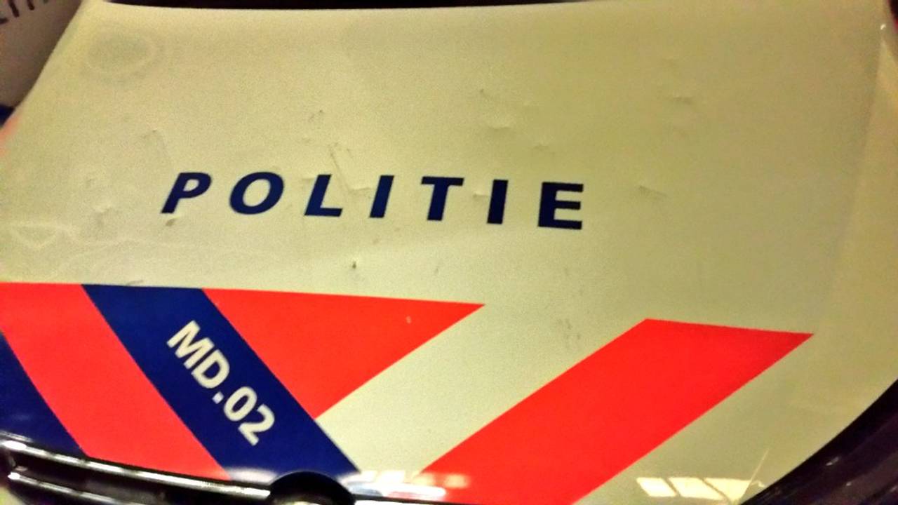 De auto werd flink toegetakeld (foto: politie)