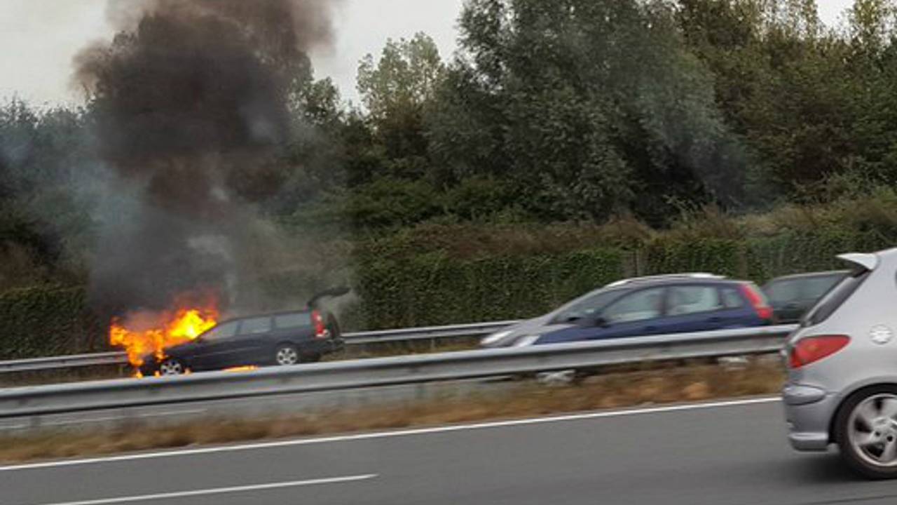 Brandende auto voor file op A2
