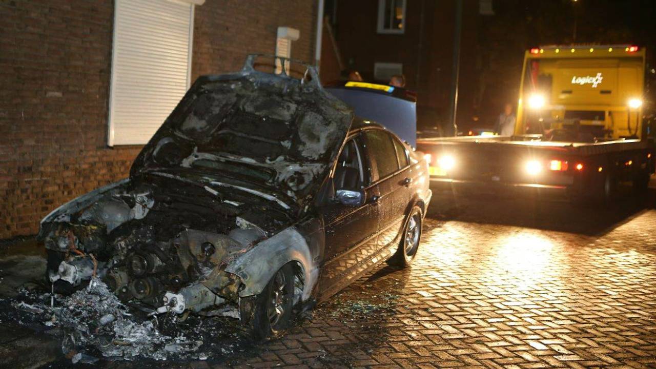 Twee auto's in brand gestoken (foto: Bart Meesters)