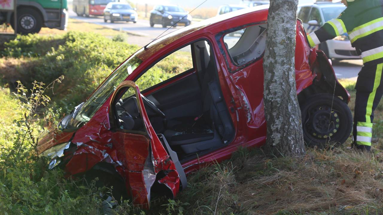 Een van de auto's belandde in de greppel. (foto: Marco van den Broek/SQ Vision)