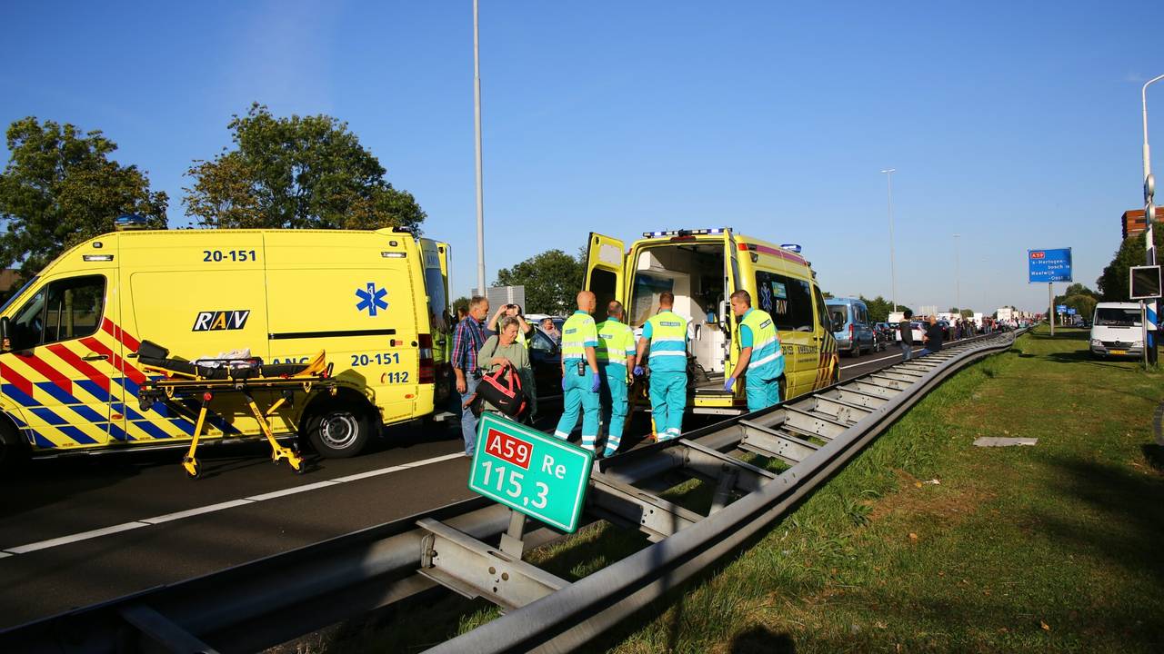 De vrouw werd met de ambulance naar het ziekenhuis gebracht. (Foto: Persbureau Midden Brabant)