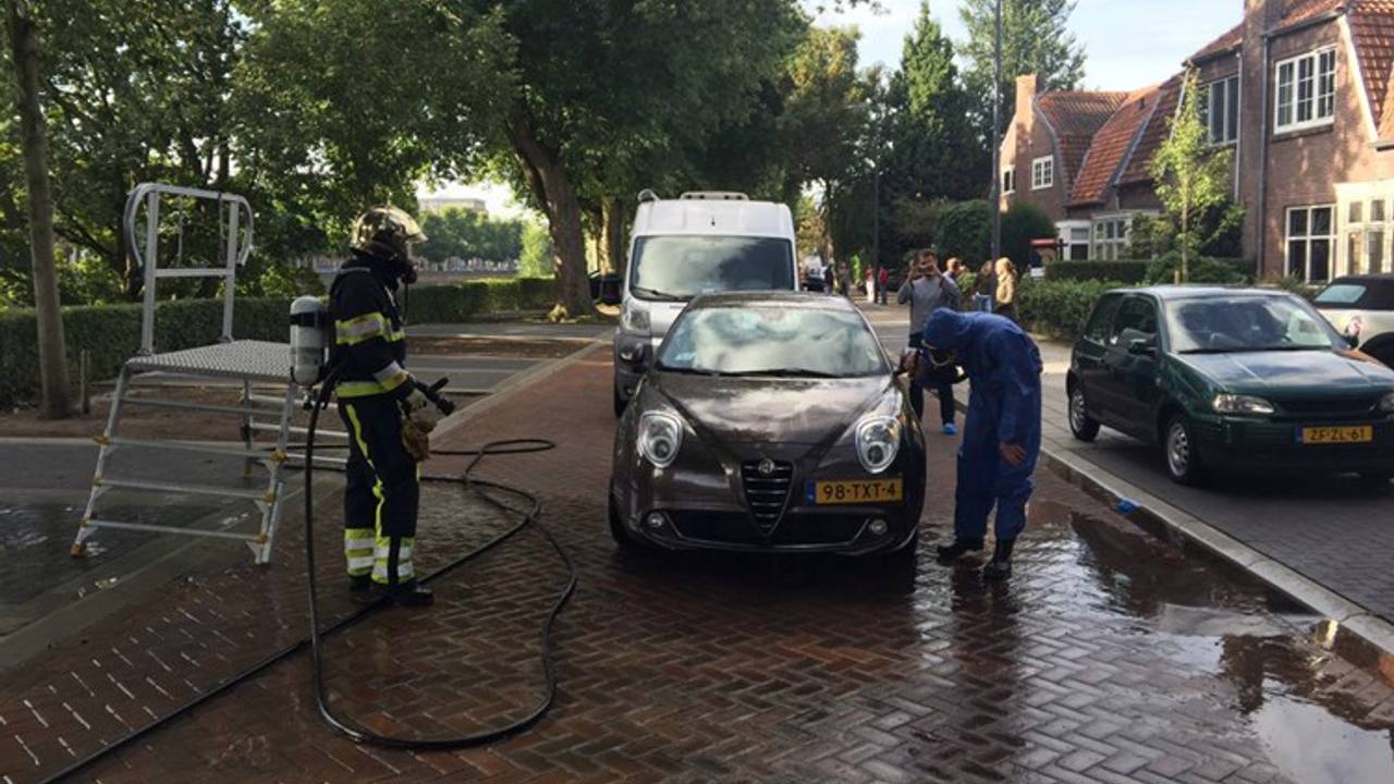 De auto's worden gecontroleerd op asbest en schoongemaakt.