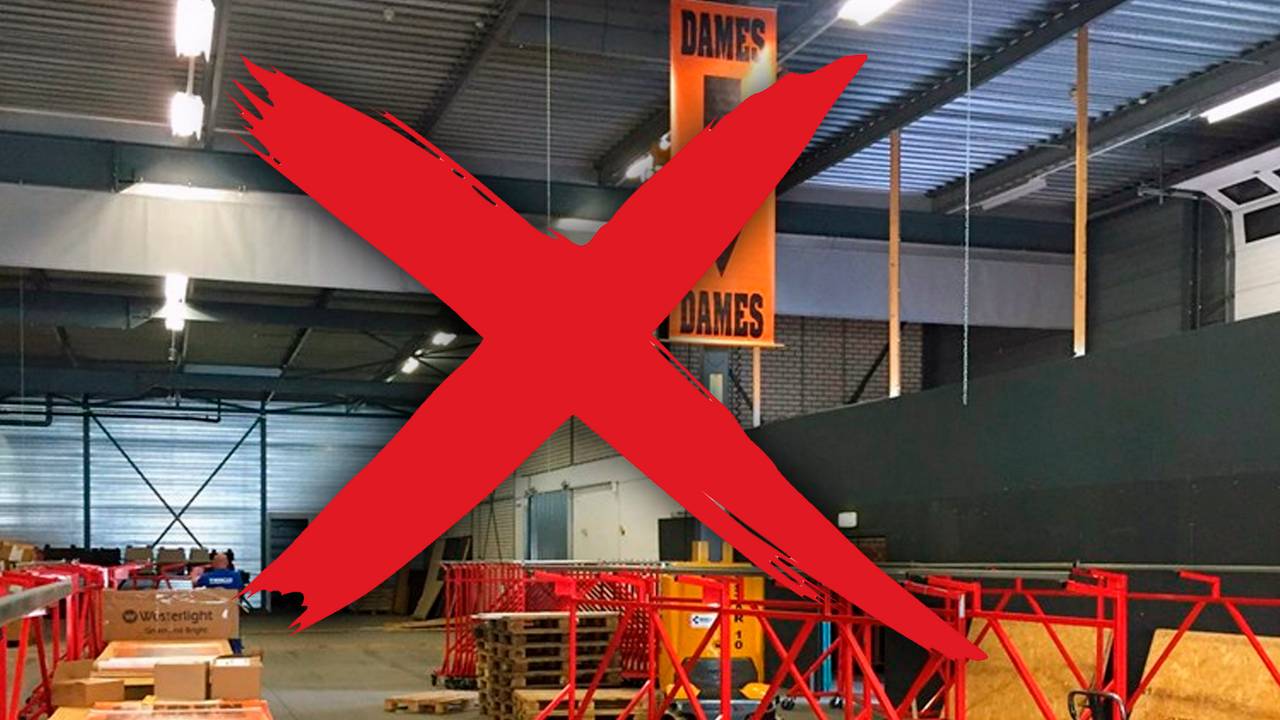 In deze loods in Son zou de kleding van het failiette V&D aangeboden worden.