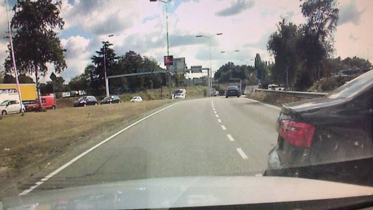 De auto kwam overdwars op de weg te staan. (Foto: Ginopress)