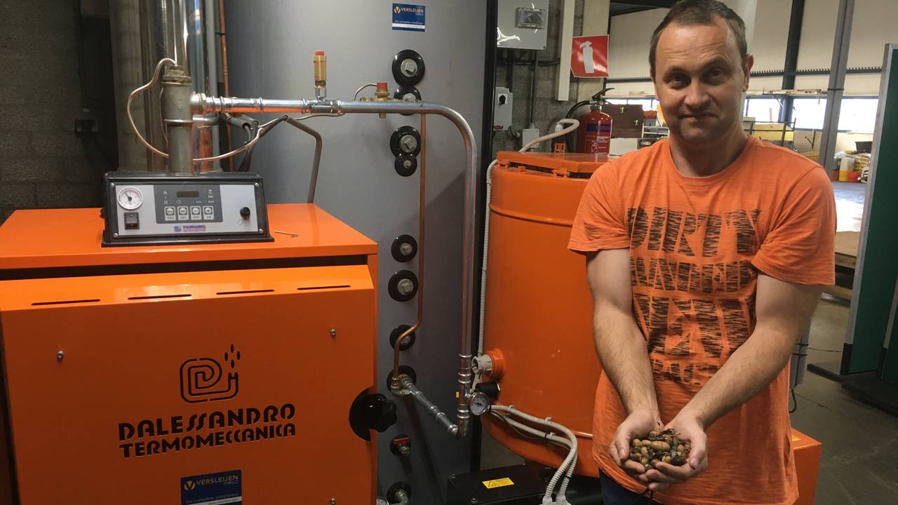 Stefan de Groot staat trots naast de innovatieve 'Eikeltjeskachel' (Foto: Maarten van den Hoven)