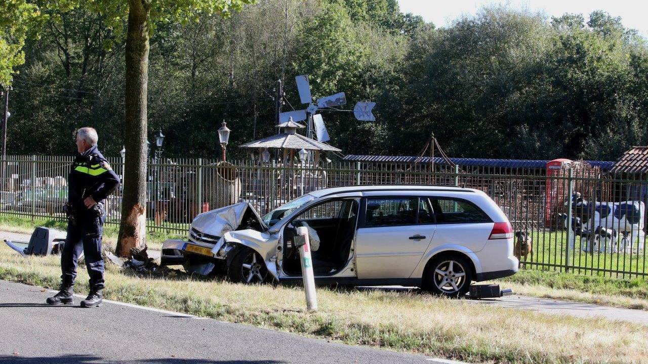 De man is zwaargewond naar het ziekenhuis gebracht. (Foto: Meesters Multi Media)