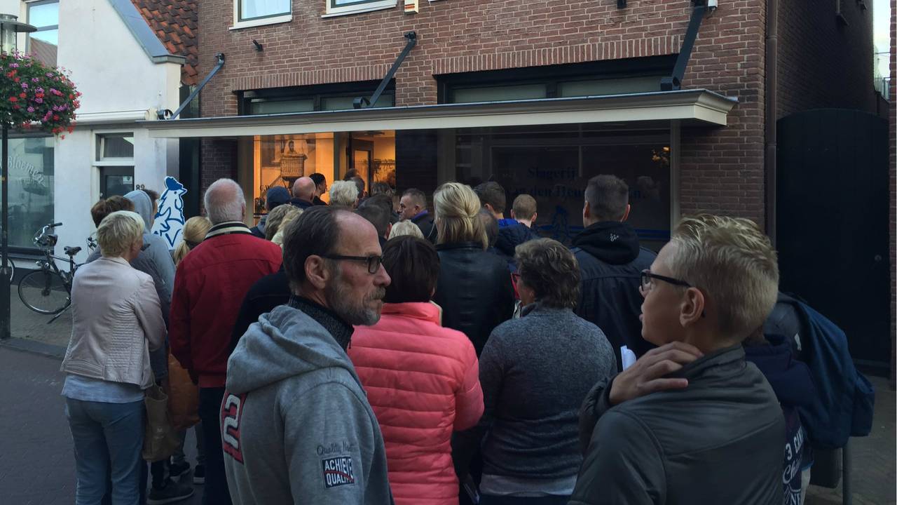 Drukte bij de slagerij (foto: Birgit Verhoeven)