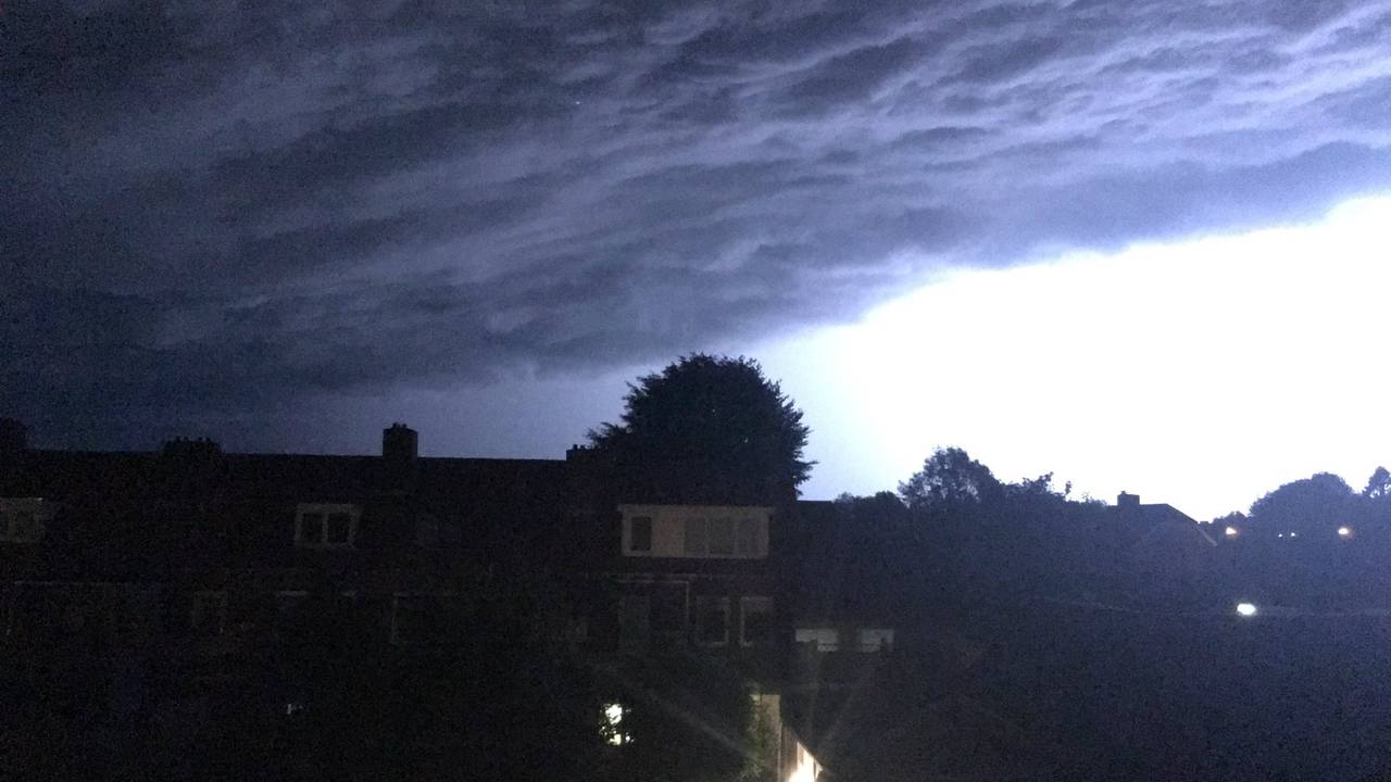 Dreigende wolken boven Valkenswaard (Foto: Twitter / MichielvanRooij)