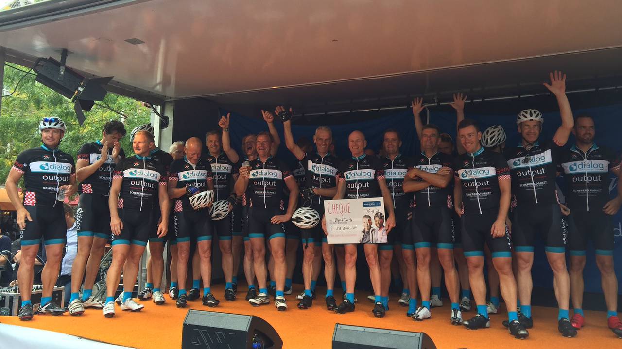 De agenten na de bekendmaking van het opgehaalde bedrag