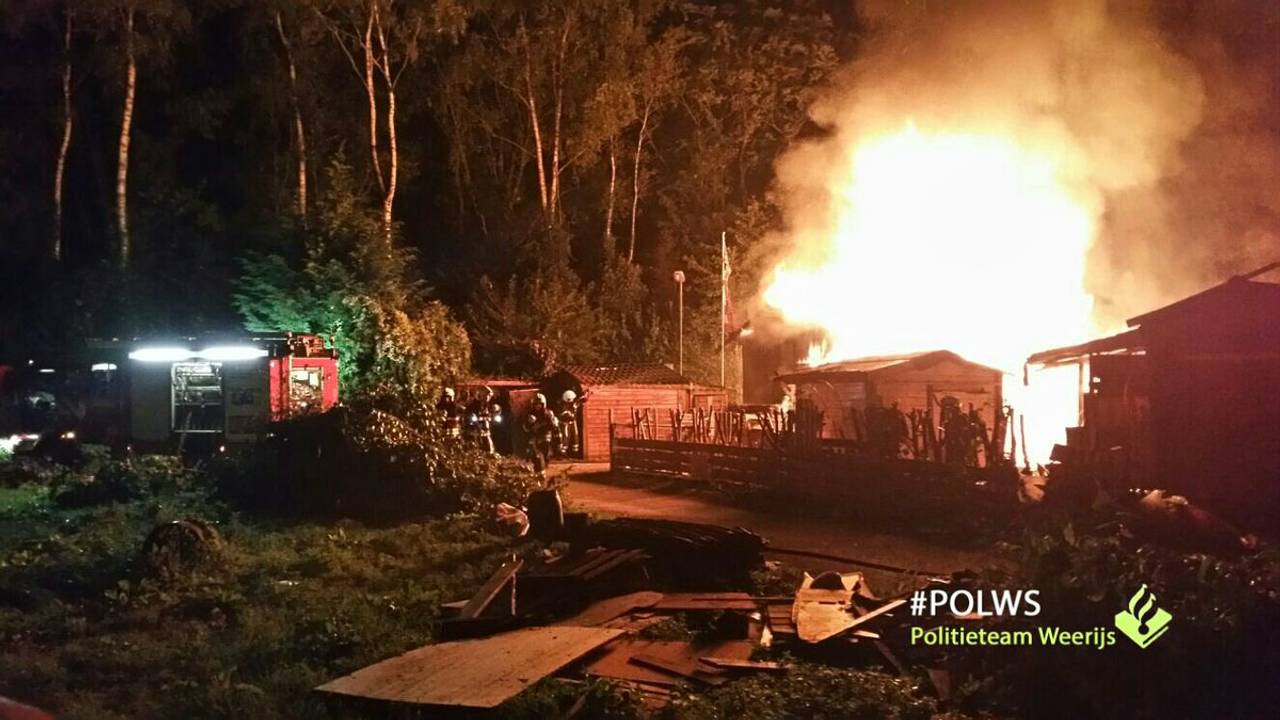 De politie doet onderzoek naar brandstichting. (Foto: Politieteam Weerijs)