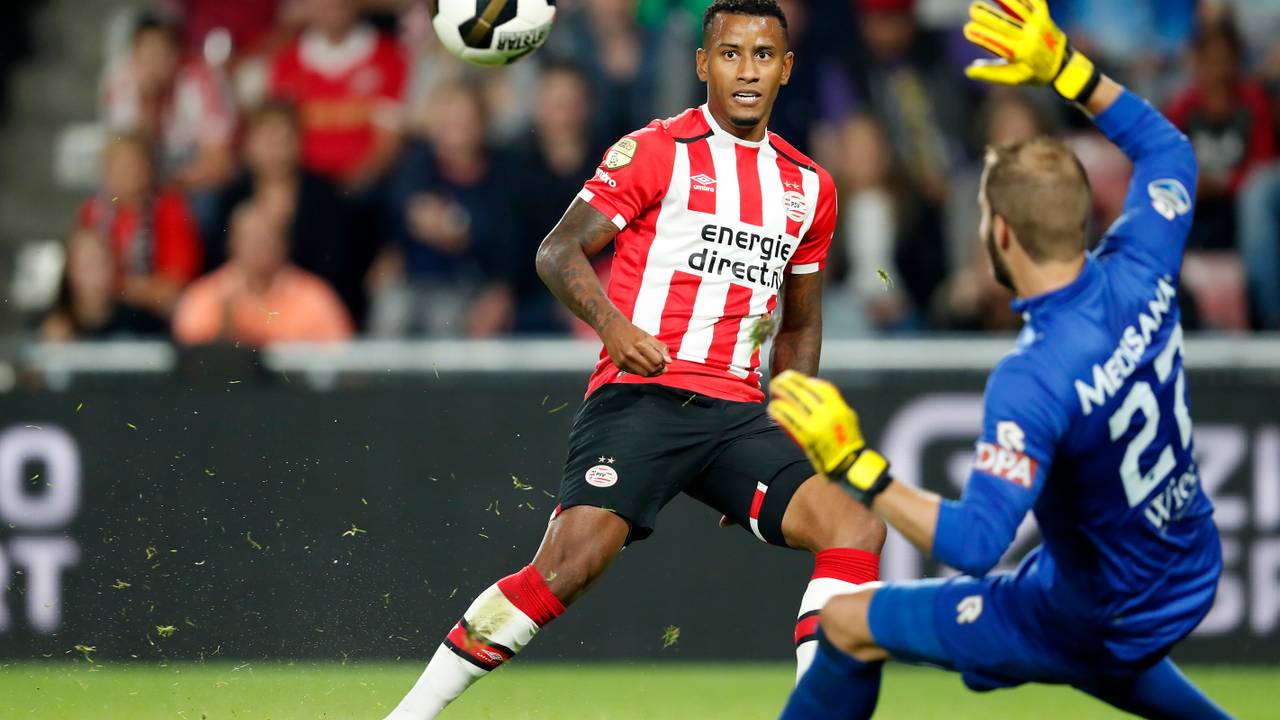 Narsingh stift de 4-0 binnen tegen Roda JC woensdag (Foto VI Images)