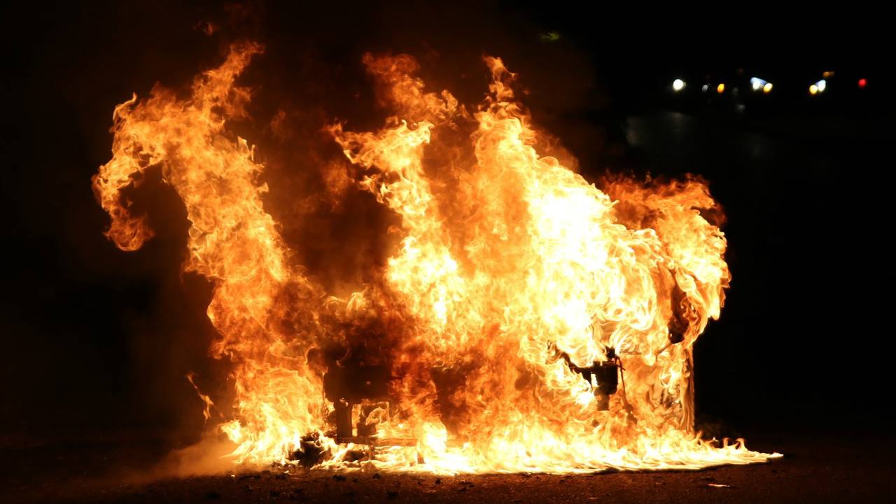 Bestuurder stapte op tijd uit de brandende auto. Foto: Mathijs Bertens/Stuve fotografie