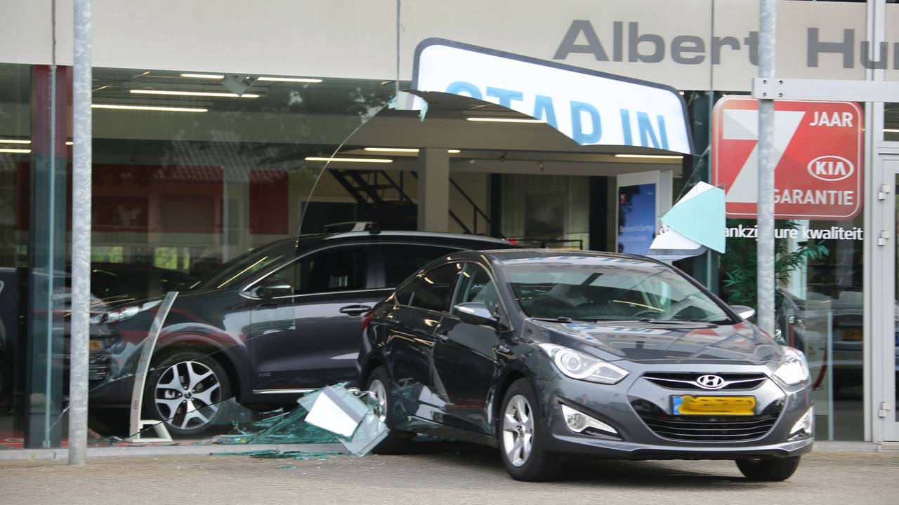 Deze auto reed vol door de pui van de dealer heen. (Foto: AS Media)