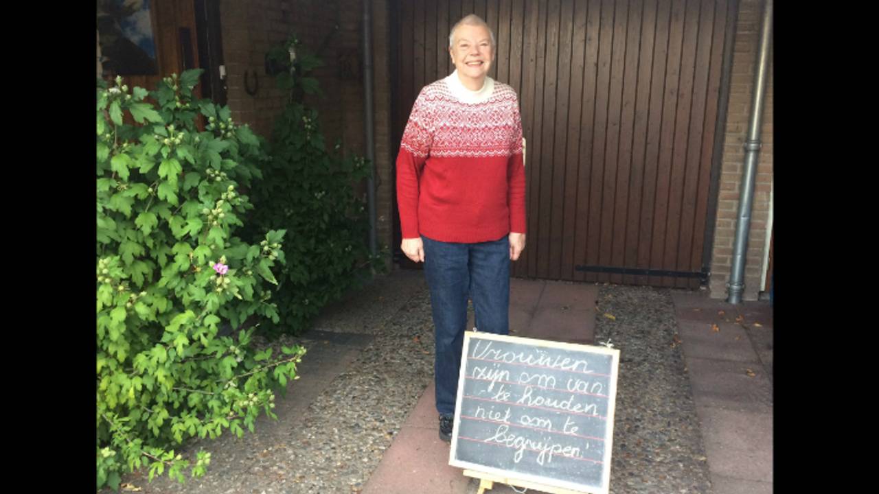 Nettie van Bakel bij haar spreukenbord