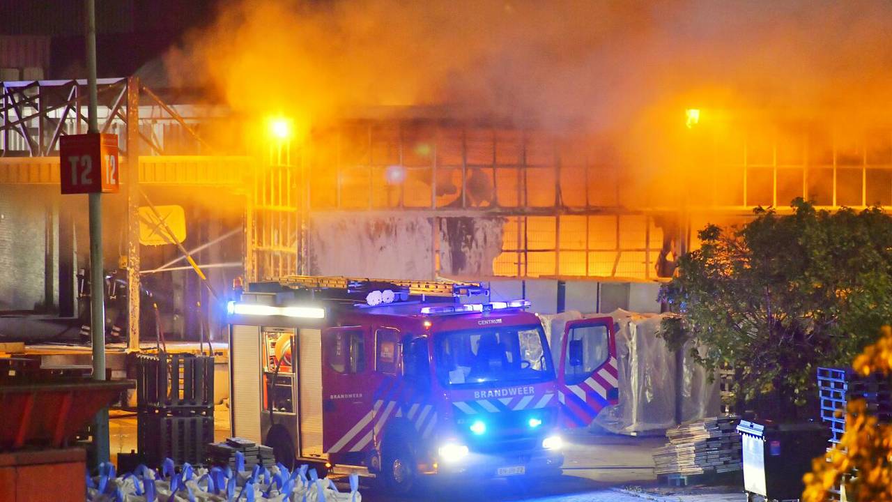 Uitslaande brand aan de Hastelweg in Eindhoven (Foto: Roel Smits/SQ Vision)