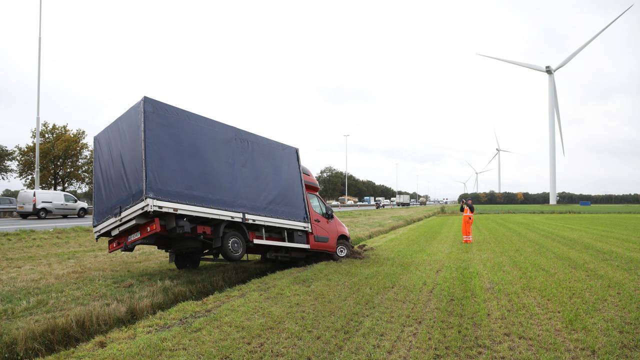 De vrachtauto kwam tot stilstand in een sloot. (Foto: Gabor Heeres/SQ Vision)