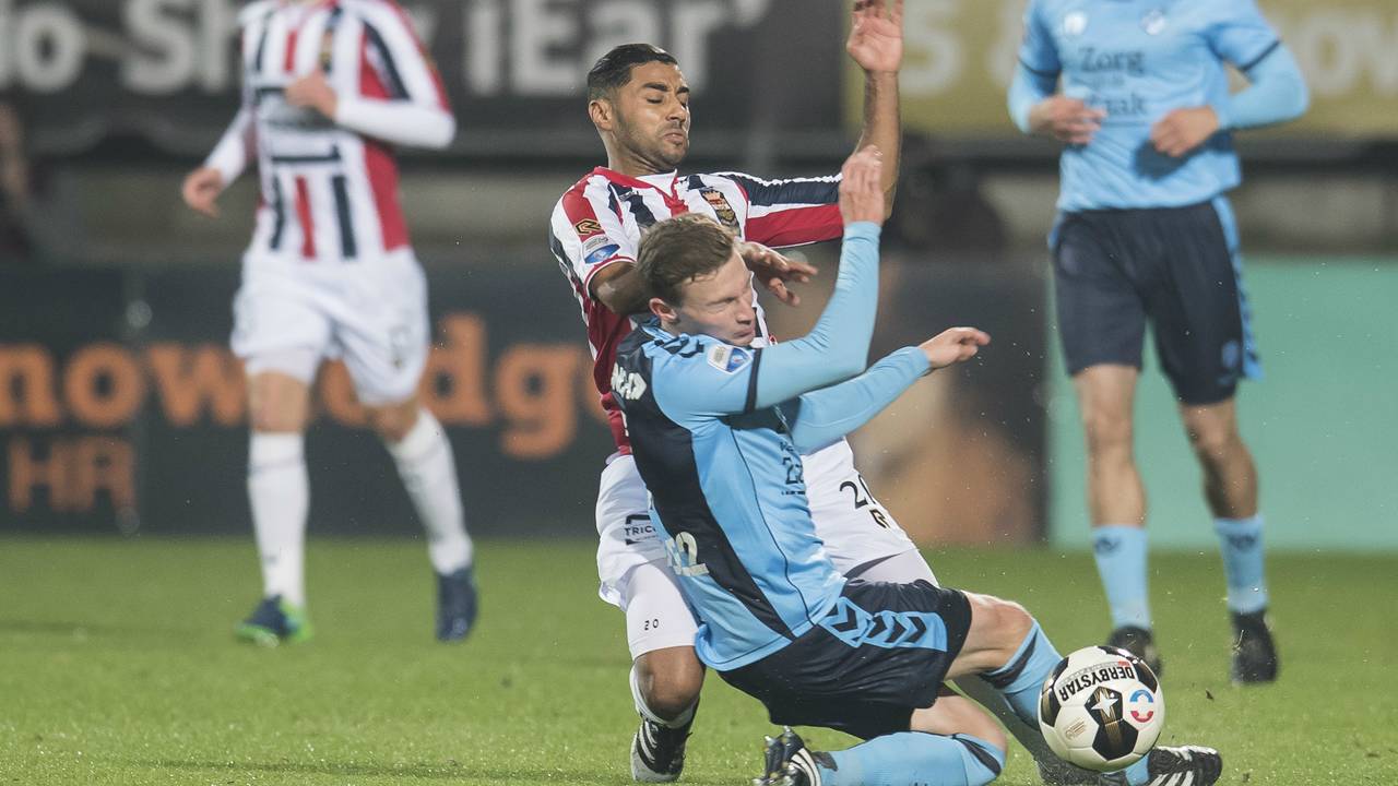 Willem II-er Anouar Kali in duel met Rico Strieder van FC Utrecht (Foto:Vi-imgaes