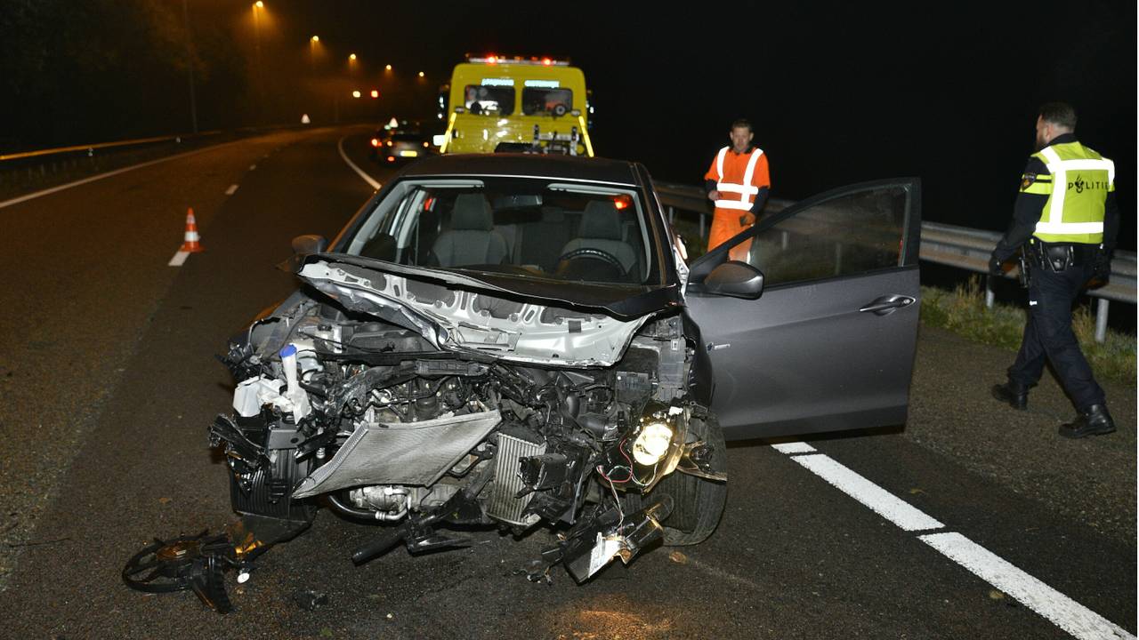 De auto raakte zwaar beschadigd. (Foto: Jules Vorselaars)