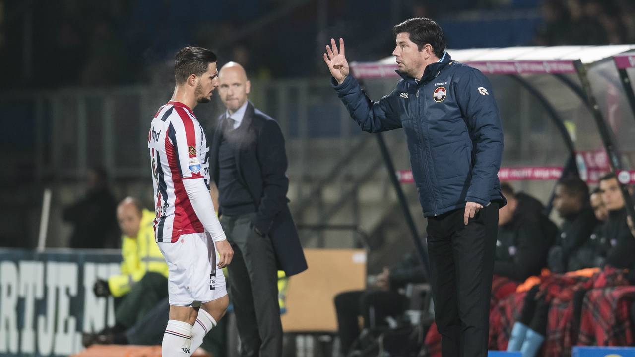 Sol verlaat het veld na zijn rode kaart tegen FC Utrecht (foto: VI Images)