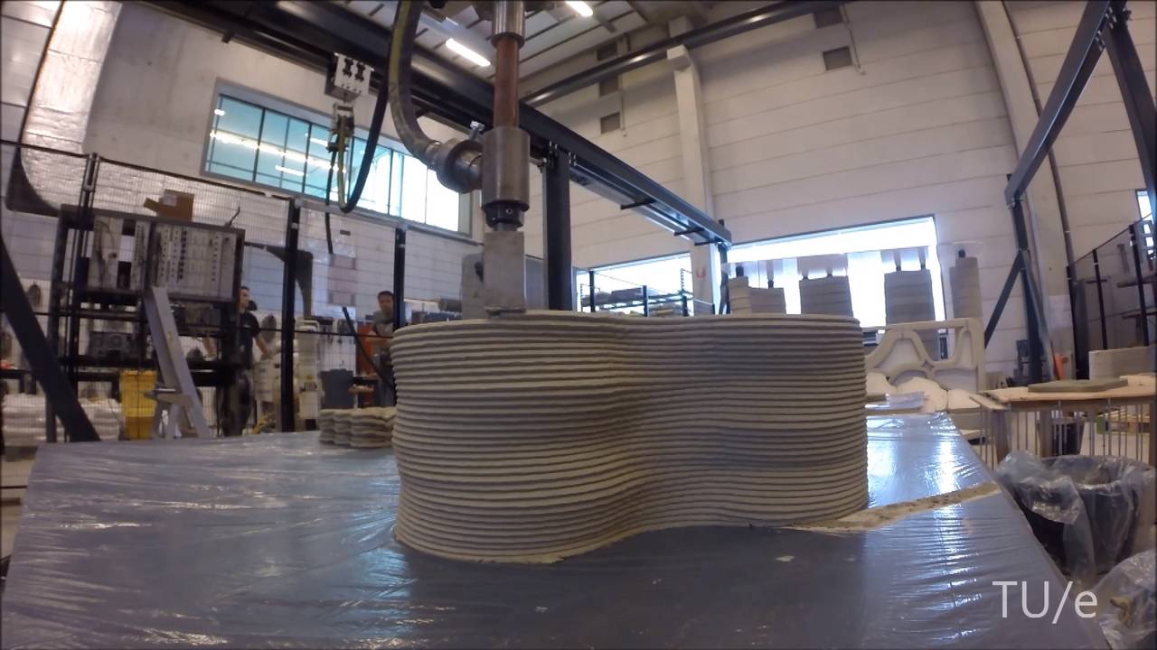 Met een speciale betonprinter wordt het huis gebouwd.