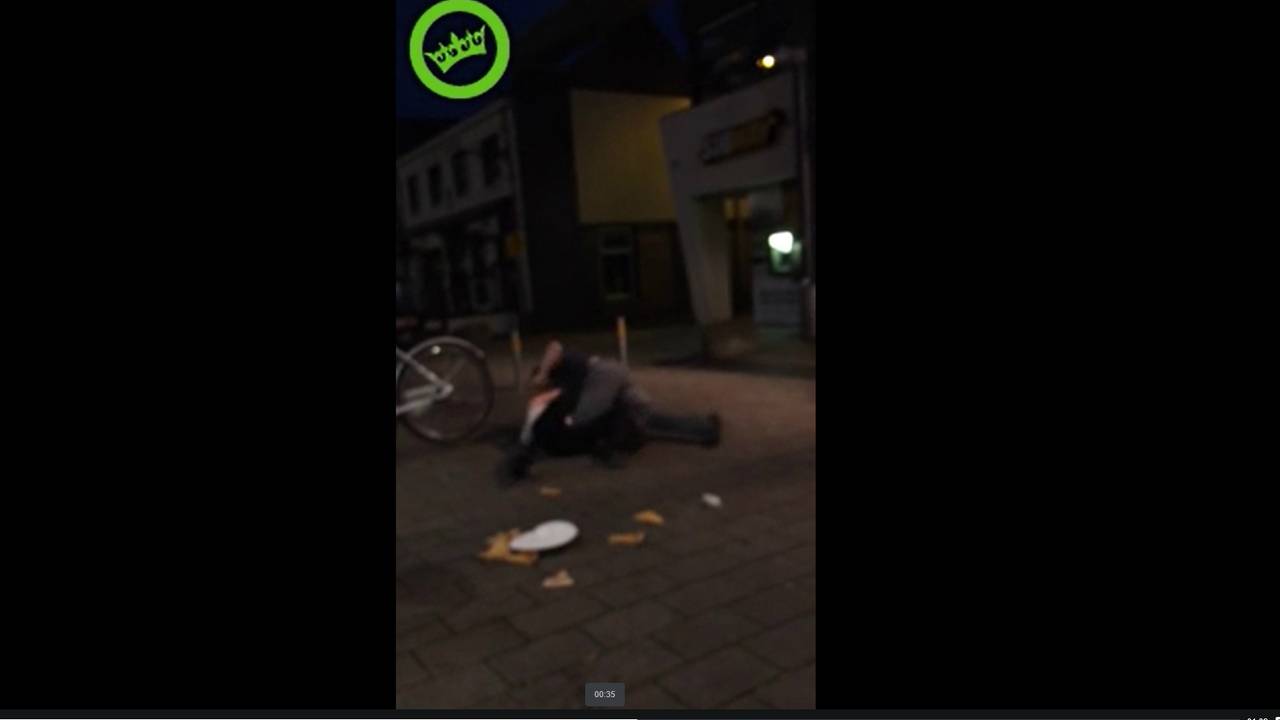 Het tweetal vliegt elkaar in de haren. (bron: Dumpert.nl)