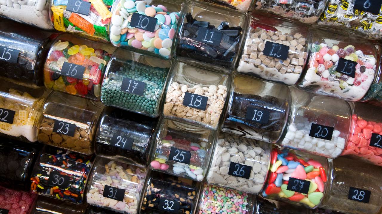 De jongens vulden hun zakken met schepsnoep. (Foto: ANP)